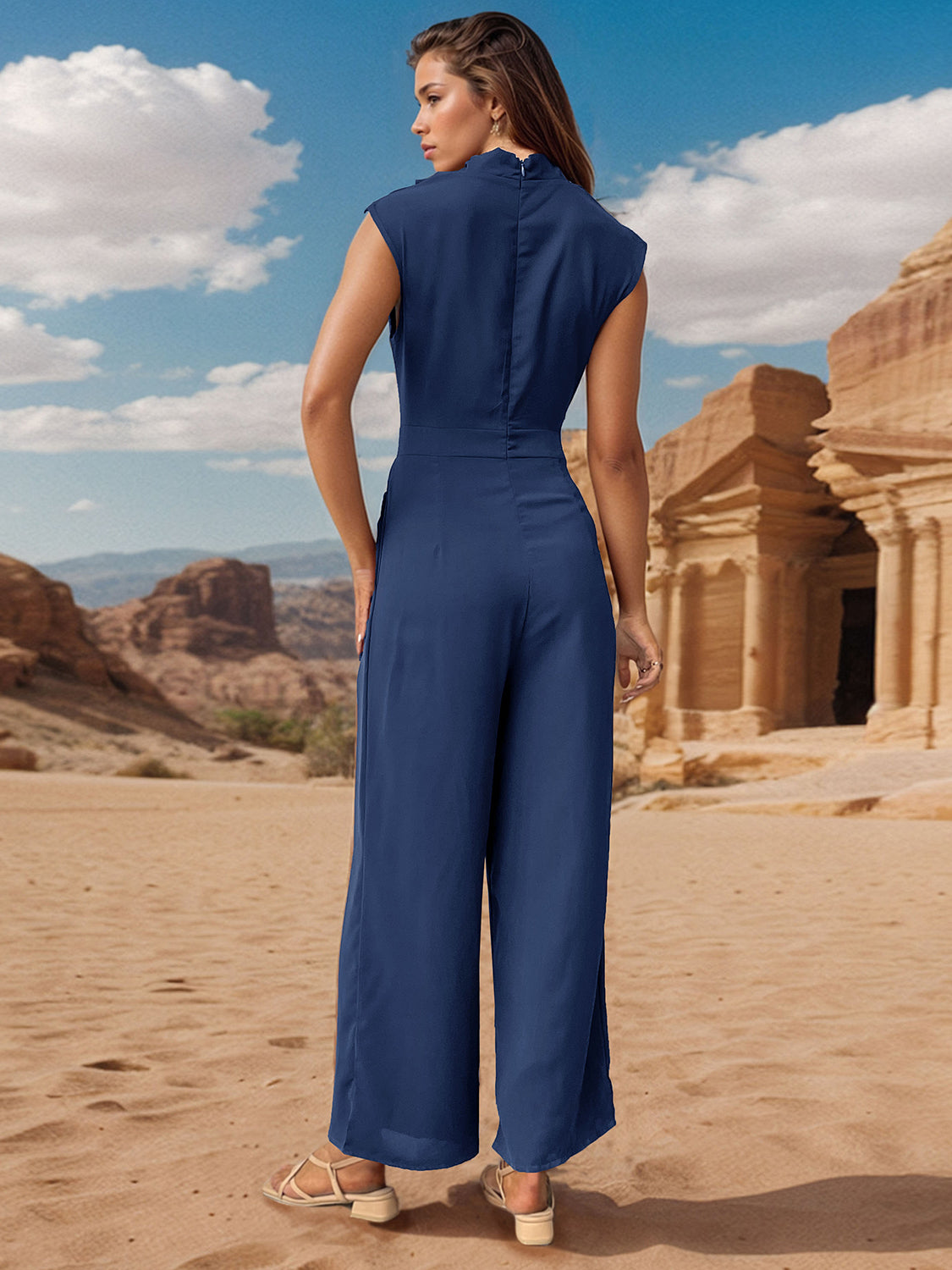 Ärmelloser Jumpsuit mit gerüschtem Rollkragen